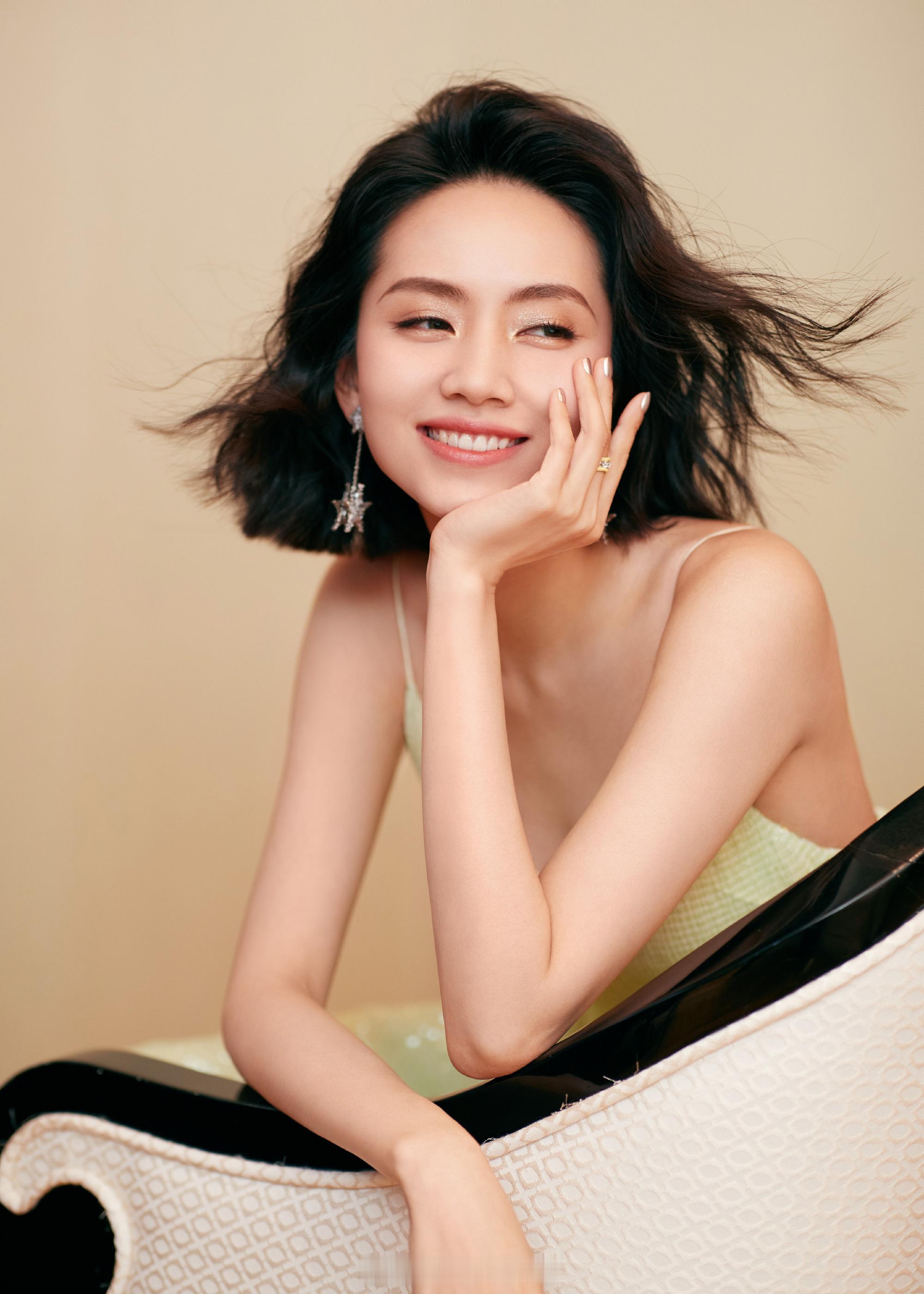 刘惜君短发吊带迷色温柔写真