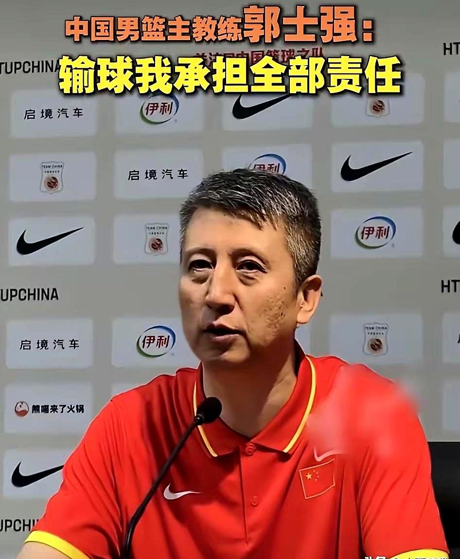韩国高阳的发布厅，冷白灯直晃眼。16点，郭士强坐下，没说那句“辞职”。三天前