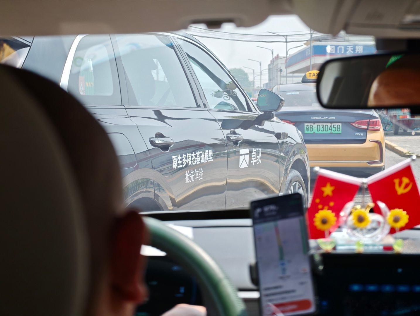 去机场路上有个车逆行加塞，一看车牌…呐呐呐，我们广东人不都是这样的啊