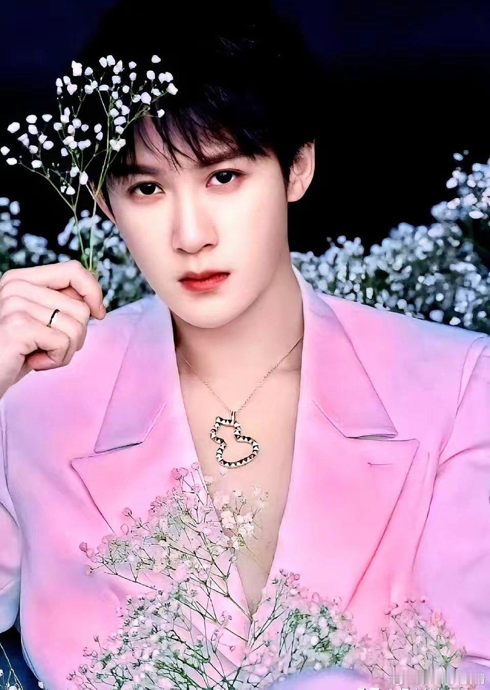 资本挡路，演员还能翻身吗？檀健次真做到了。他2010年出道，歌没火，人没红，穷得