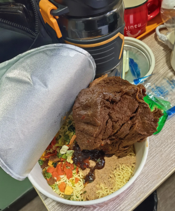 这才是真正的牛肉面也太豪横了吧！太好吃了！