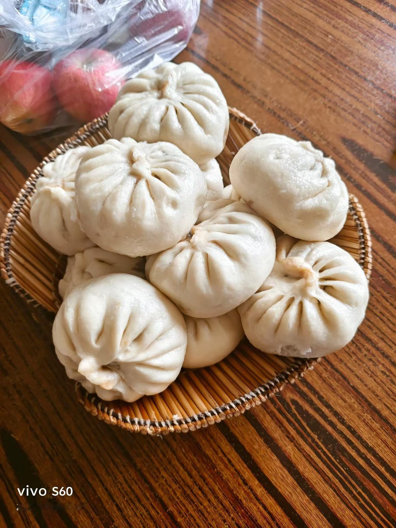 我们这边中秋节的中午是要蒸包子的，但是蒸熟之后首先要带着包子，月饼，水果啥的先去