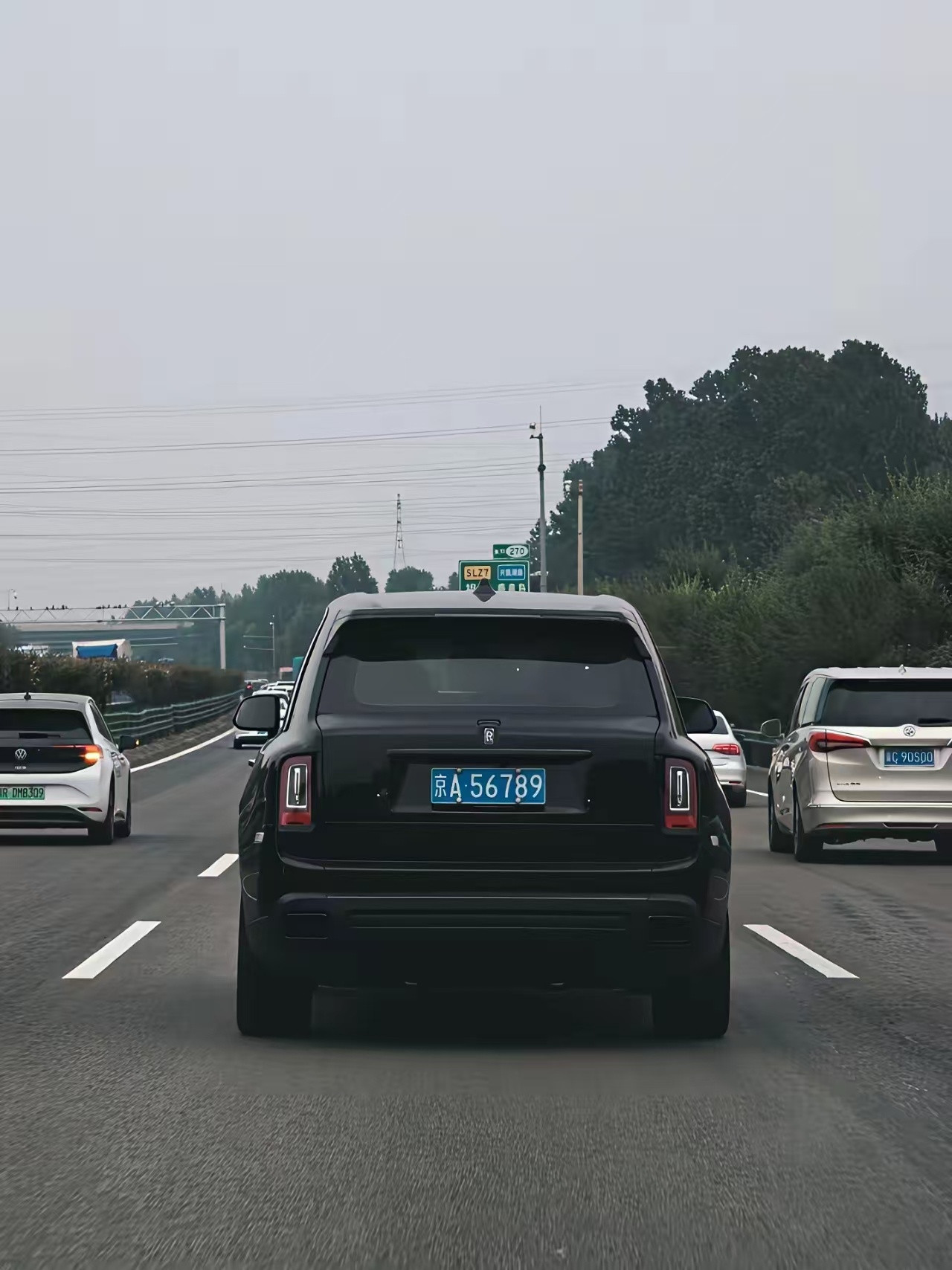 高速偶遇全国最贵车牌的车，差点想追尾制造热搜，考虑到代价，最后只拍照留念​​​