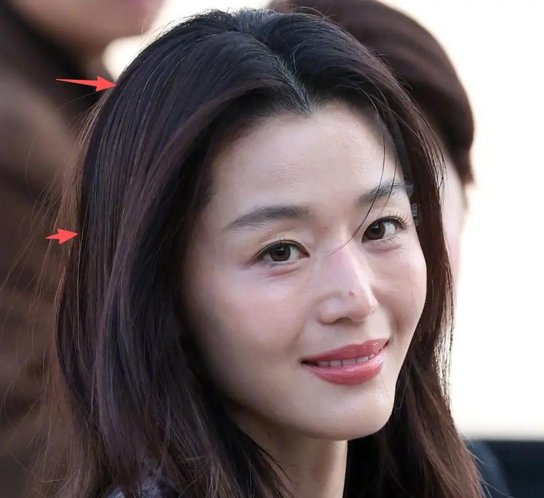 全智贤这张那么能抗打的脸也衰老了。眼袋法令纹，胶原蛋白流失。整张脸充满疲态。岁月