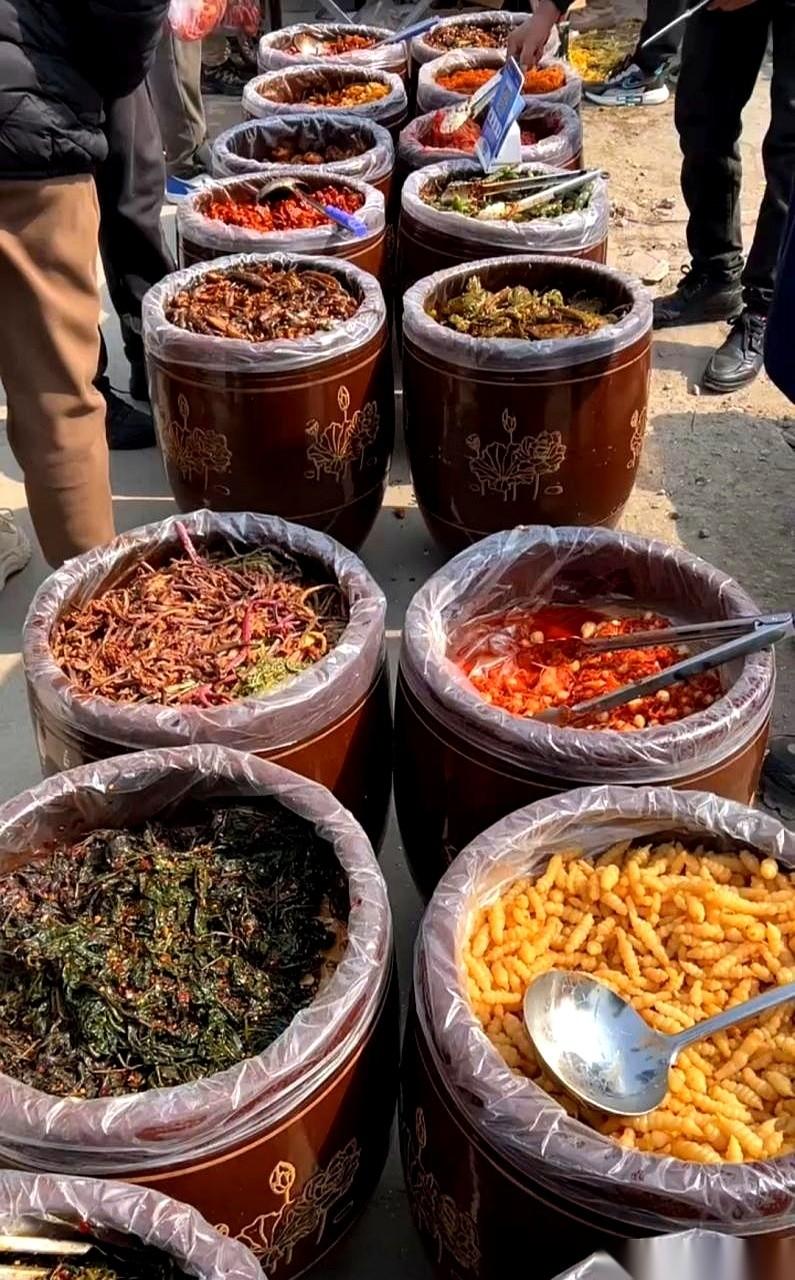 网上有份流传很广的“路边摊黑名单”，别的先不说，光那个臭豆腐，就把我看傻了。你