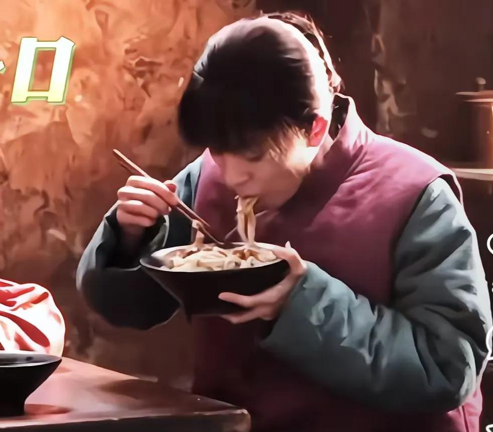 绣绣刚到封大脚家时，婆婆就拿家里存的白面招待绣绣，还担心绣绣一个人吃不了一大
