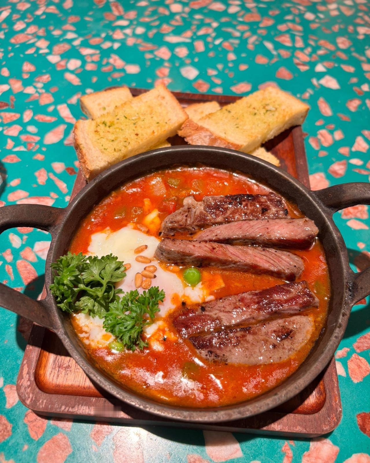 今天算了一下账，看看在北京生活费高不高。去年11月1日到今年10月31日，三