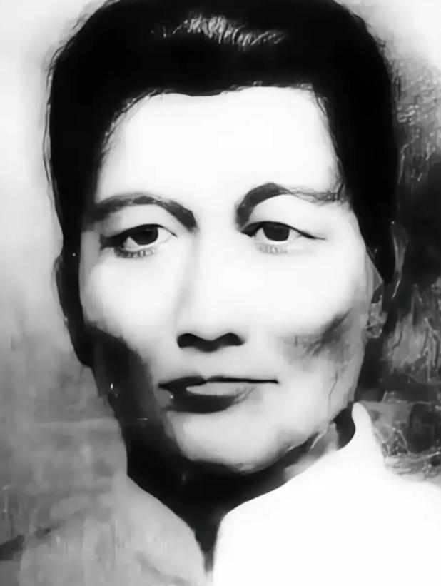 1929年，一个没谈过恋爱、没结过婚的20岁姑娘，剪掉了自己心爱的大辫子，把自己