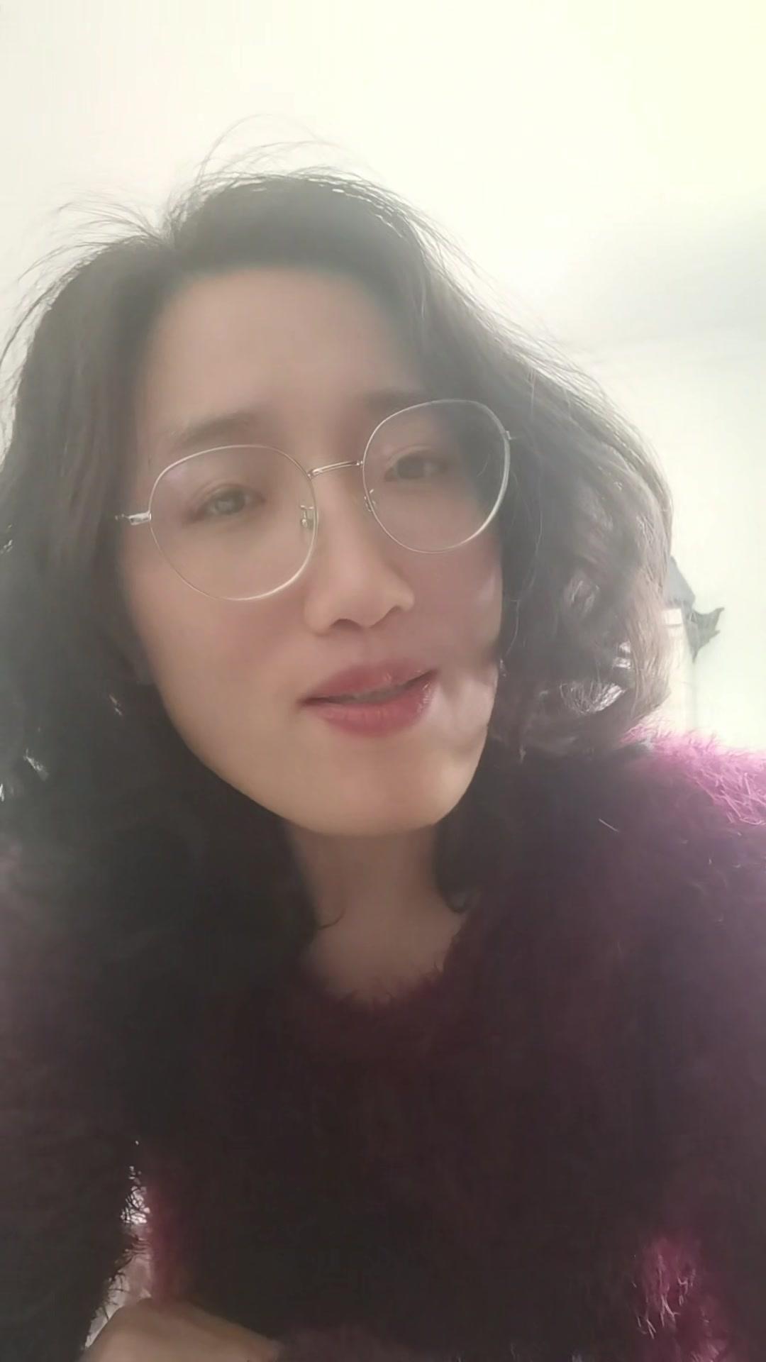 男女相处状态真奇妙！最近发现一个很有意思的现象：**女人像小女孩，是因为身边有个