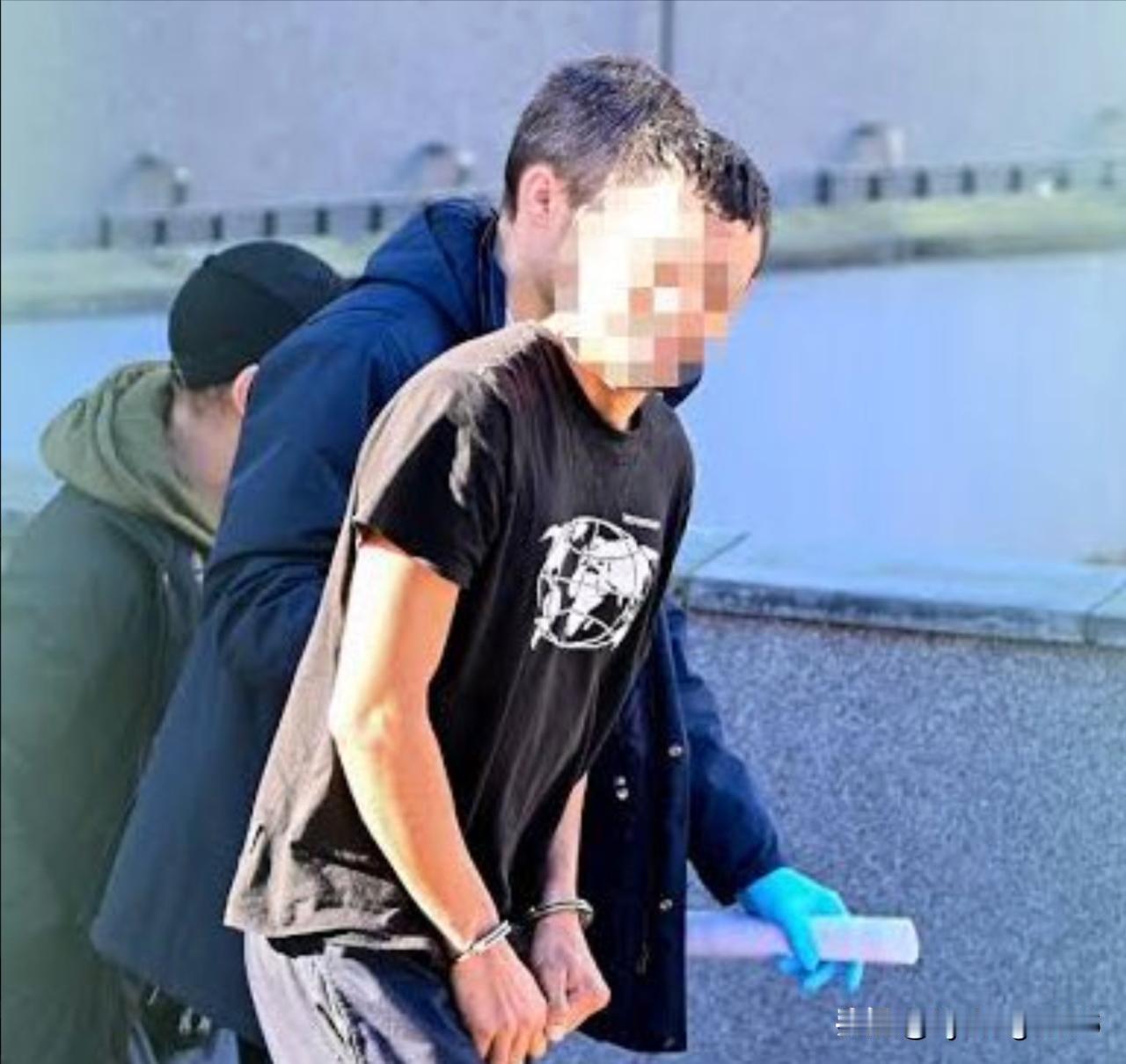 🇵🇱日前，在波兰库托市中心，一名28岁的哥伦比亚公民无缘无故袭击了一名49岁