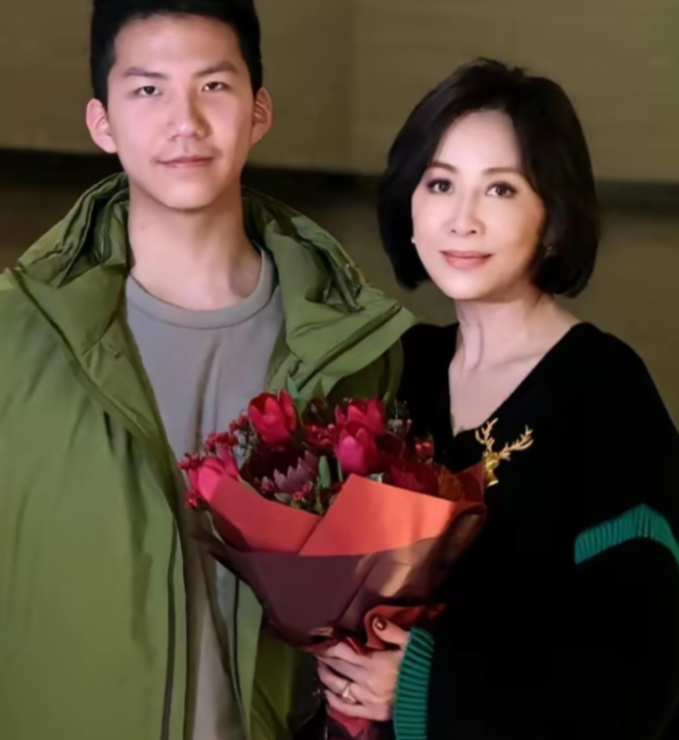 6000万豪宅送出去了，钥匙却被原封不动退回来；王家卫的实习机会递到手边，被一口回绝；社交账号上所有