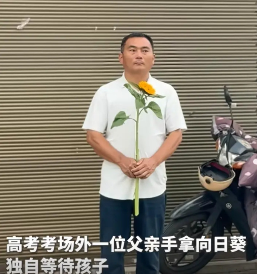 “可怜天下父母心！”贵州，考场外，一位父亲拿着一束向日葵，默默站在路边，没有和其
