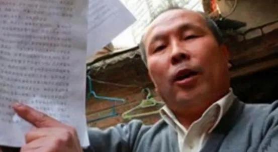 2003年，北京人张长福死活不同意拆迁，他仗着奥运会威胁开发商，谁料开发商根本不