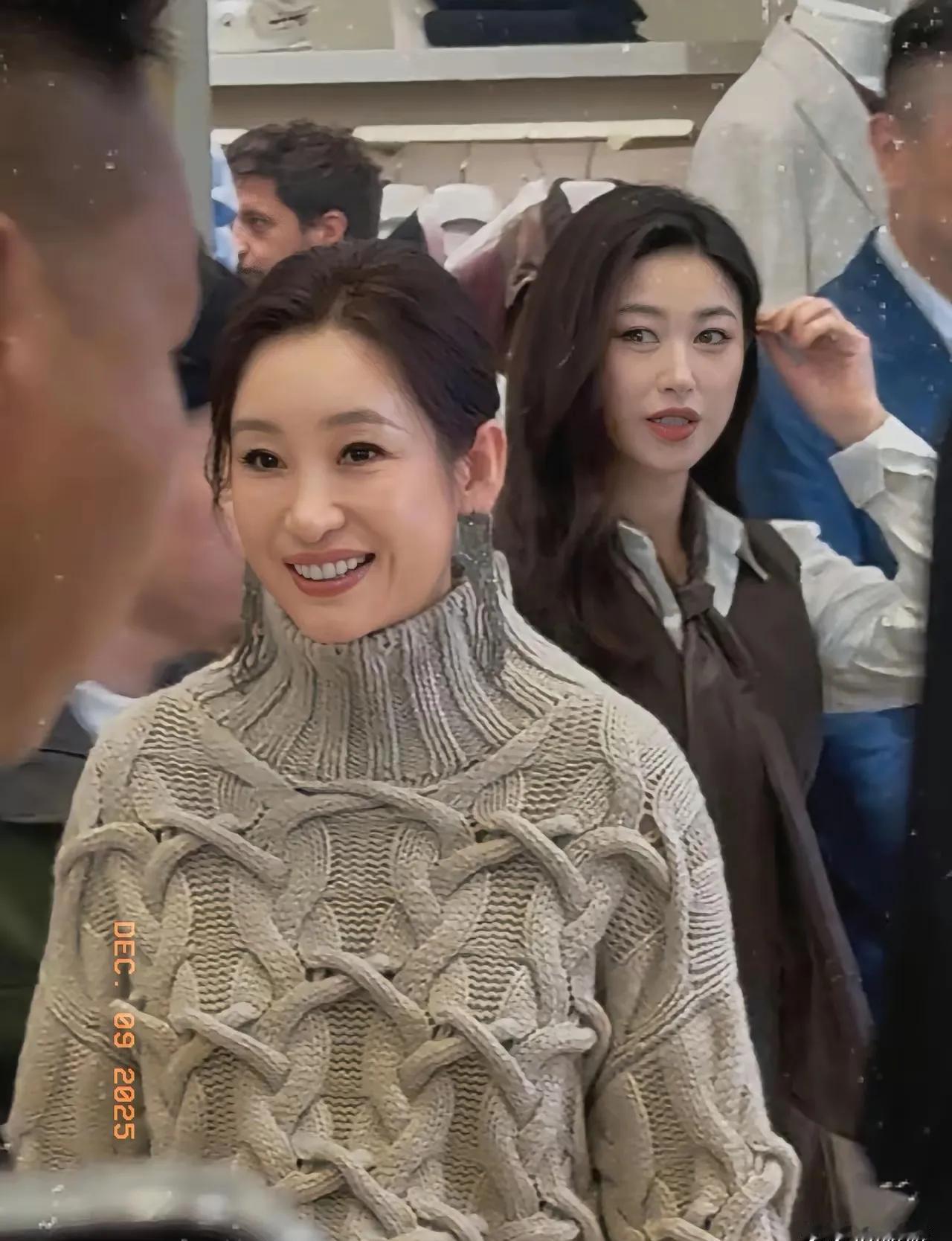 秦海璐身上这件毛衣，竟和我20年前压箱底的款式一模一样！时尚就是个圈，这话真不