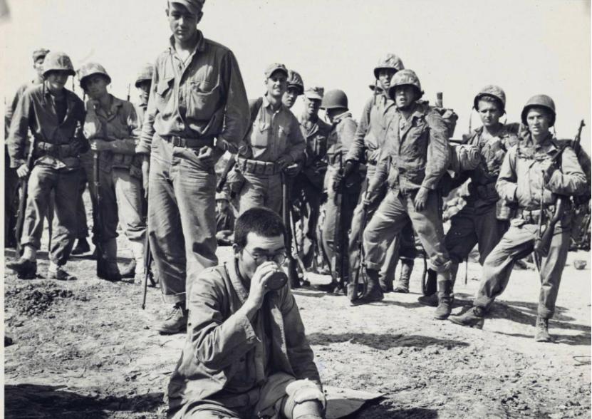 1945年，日军被苏联红军押往了寒冷的西伯利亚。这些刚放下武器的关东军士兵裹