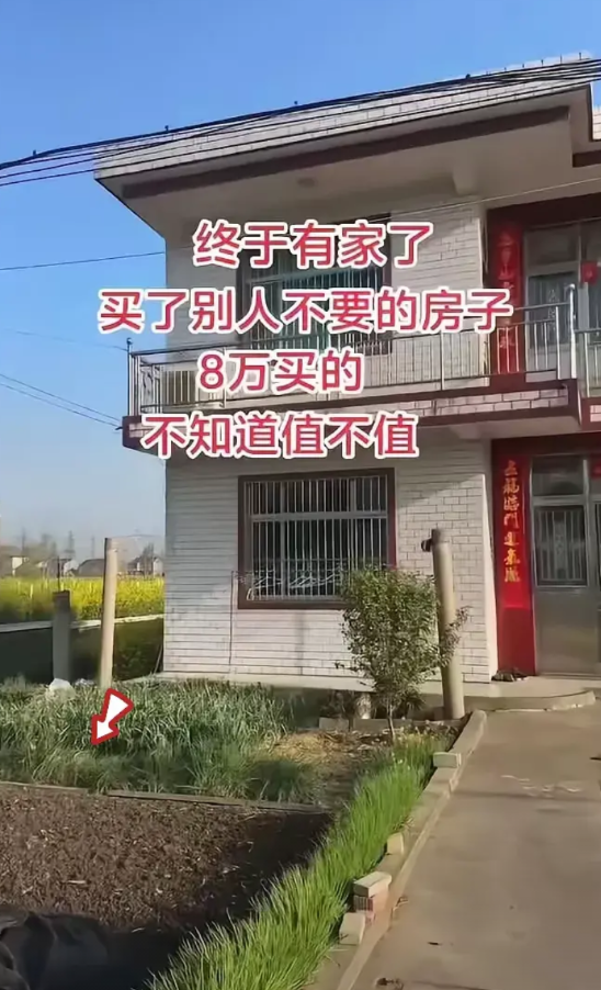 广东梅州，有一名男子在网上倾诉，村里面有一户村民全家准备出国了，他们家有一间两层