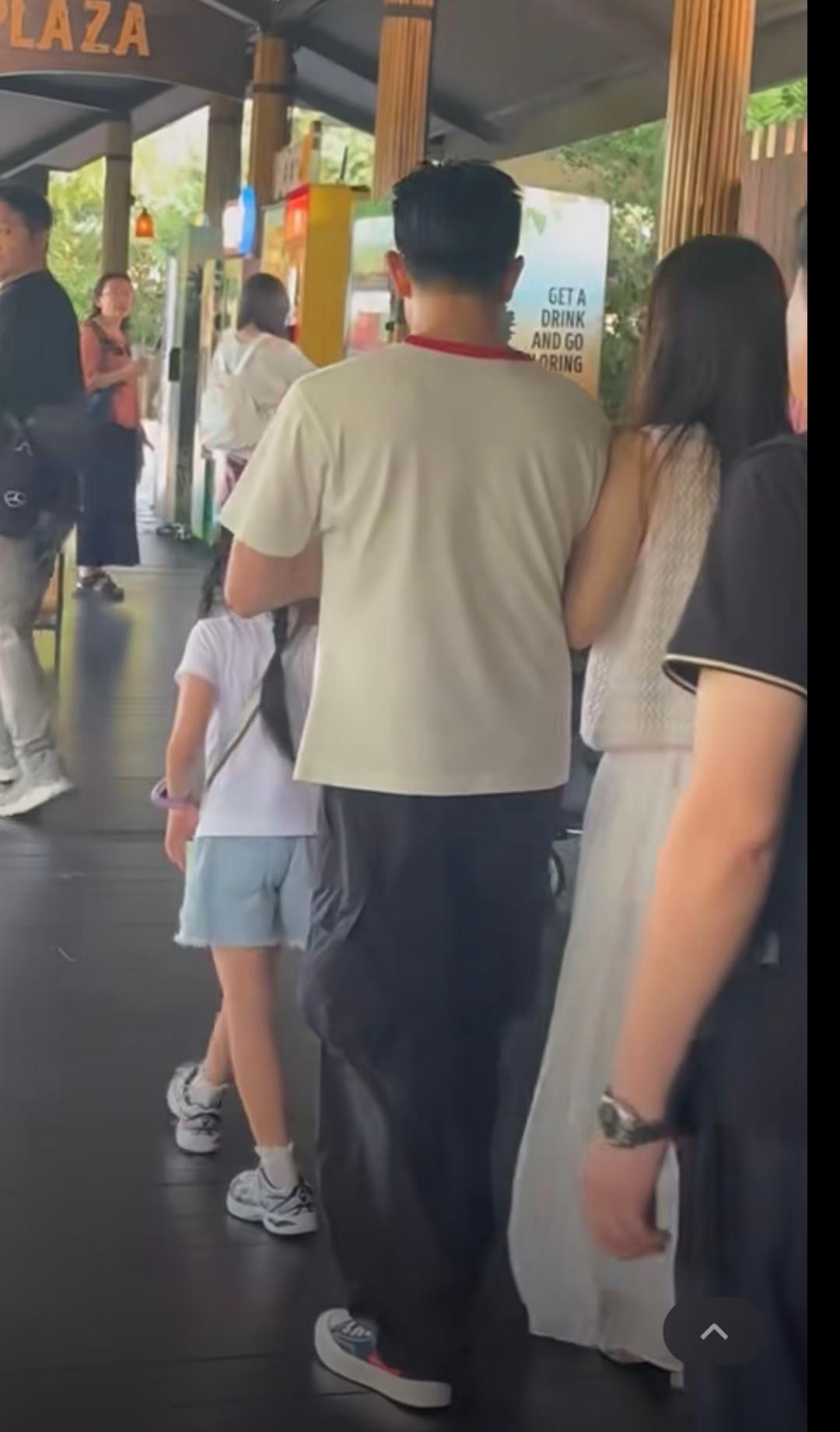 天王最近被拍到带着老婆孩子以及老丈人一家去新加坡旅游！说实话像方媛这么命好的女