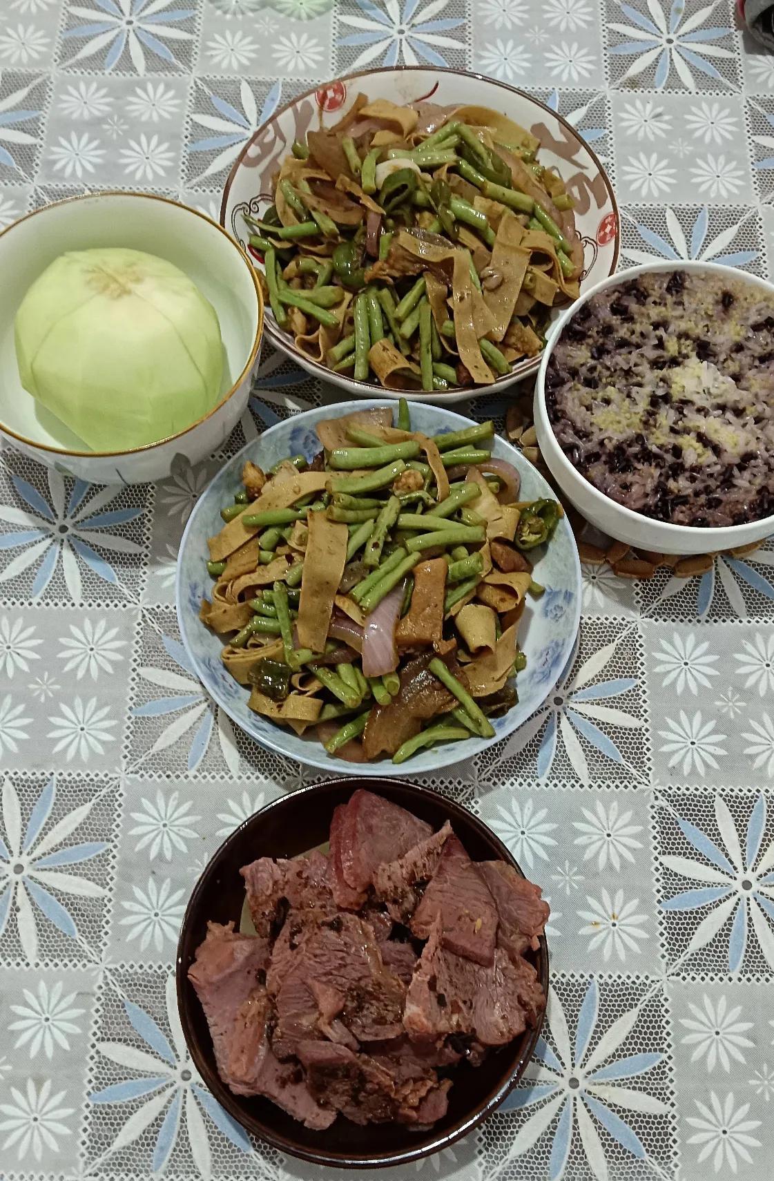 5点多我正阳台上踩指压板，突然就困得很，倒在沙发上睡觉，让小六看着表，6:20喊