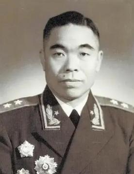 1950年，抗美援朝战争爆发后，彭德怀总司令率志愿军奔赴朝鲜，战争打的十分艰难，