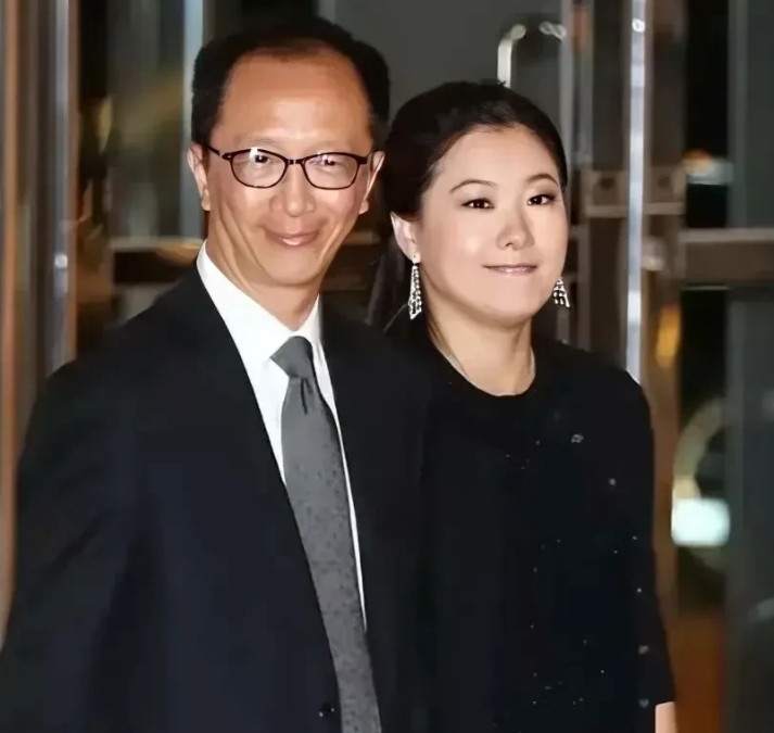 感觉伏明霞长得挺好看的，原生态的自然脸，温柔美女，自然长相，珠圆玉润的，看起来一