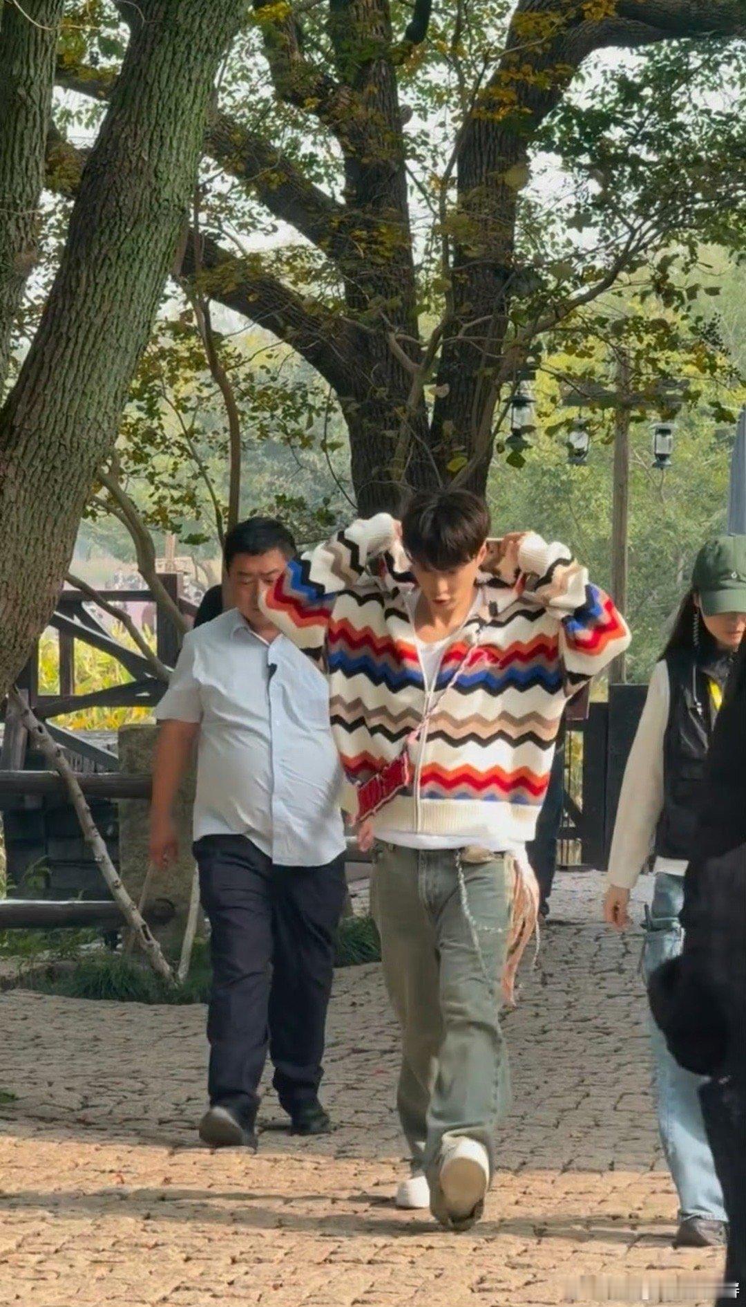 在乌岸偶遇张艺兴枕水人家邂逅全能艺人！张艺兴佩戴助演牌走过廊桥，瞬间化身江南水墨