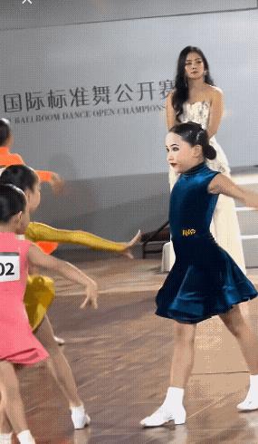 年纪不大，做出的举动却让人很难理解。深圳一场拉丁舞比赛中，黄裙女孩正在专心跳舞，