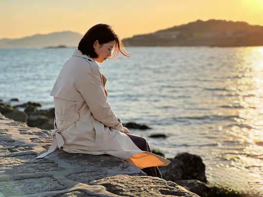 排律一成熟未必泪涟涟，淡笑轻言心自宽。生命何须卑讨好，灵魂自可贵安然。零件