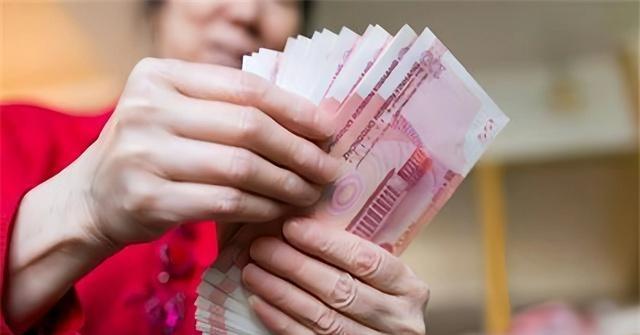 为什么刺激消费总是屡屡失败？有专家曾坦言，刺激消费，必须给穷人发钱。8月21日财