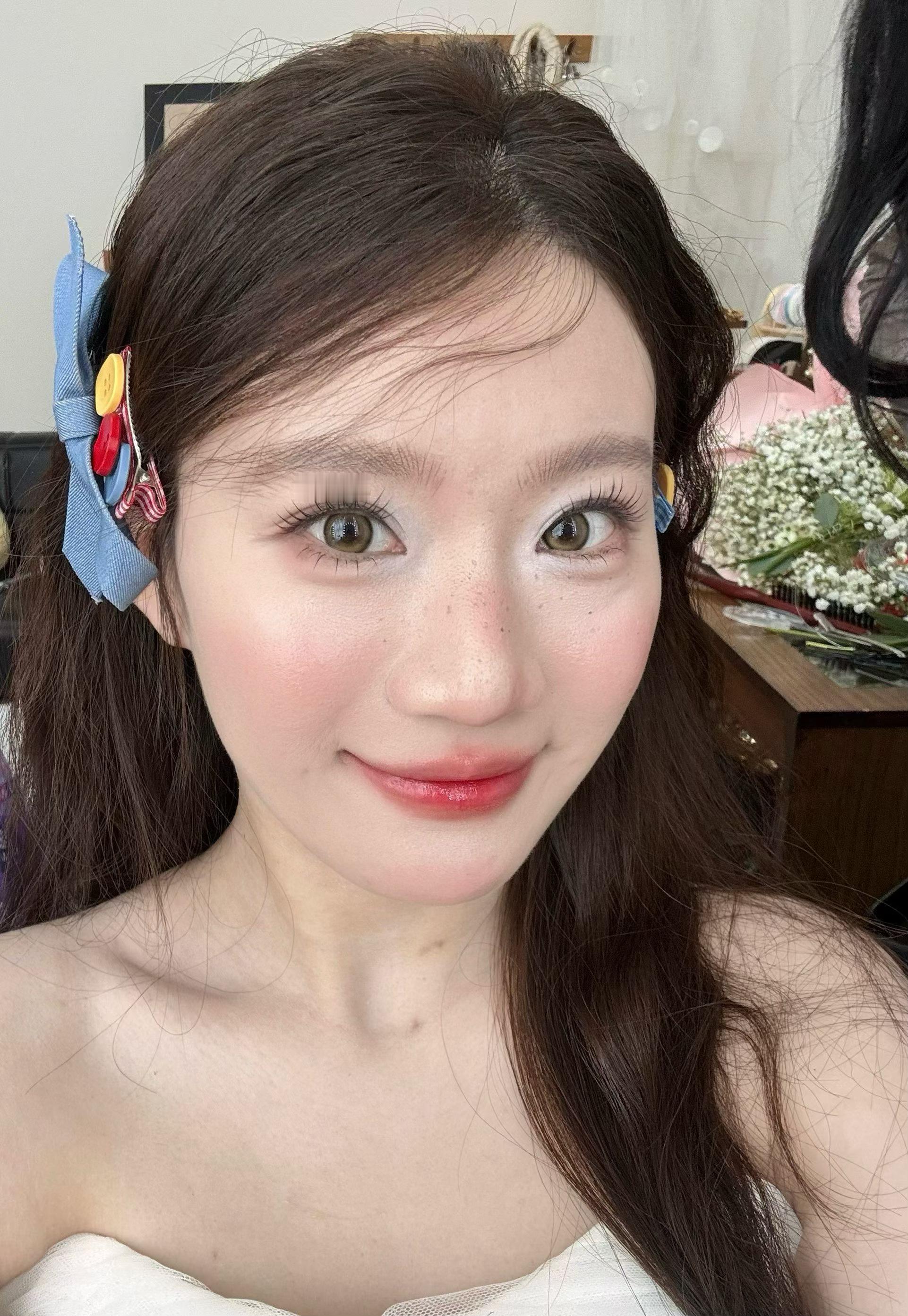 美美的她美嫂在试妆她表示很满意​​​