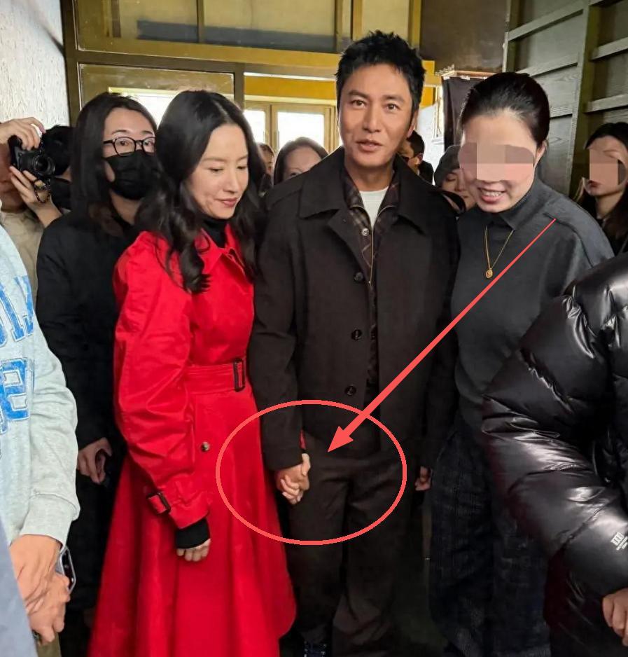 与陈坤牵手两月，董洁首谈和潘粤明离婚细节，估计和你想的不一样离婚14年，董