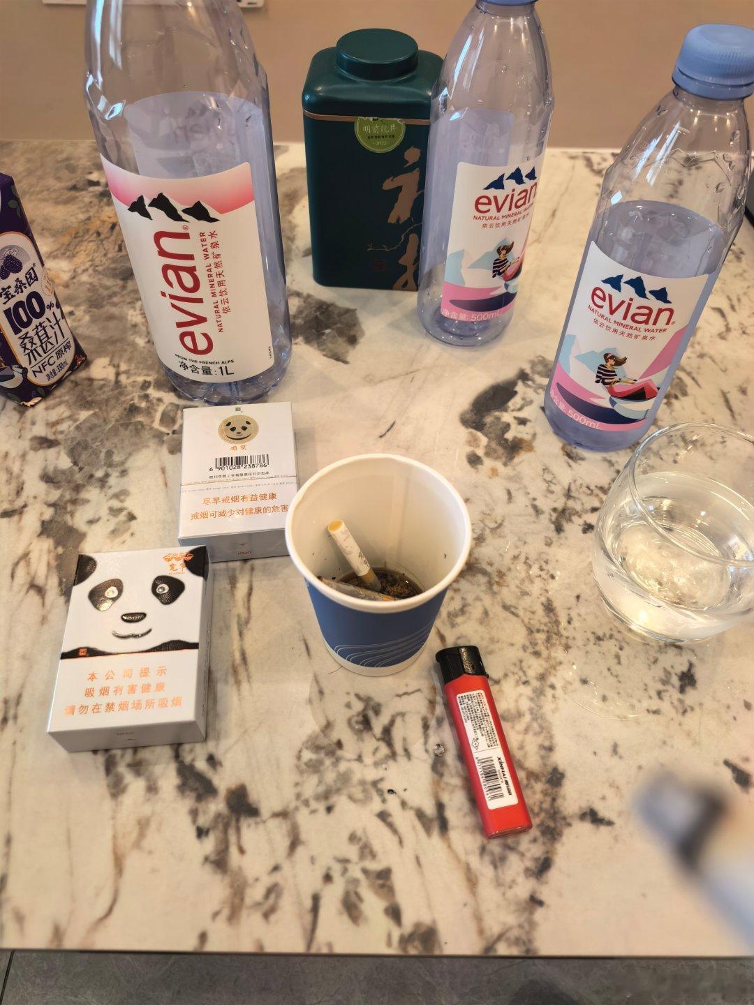 抽根烟，出门遛狗​​​
