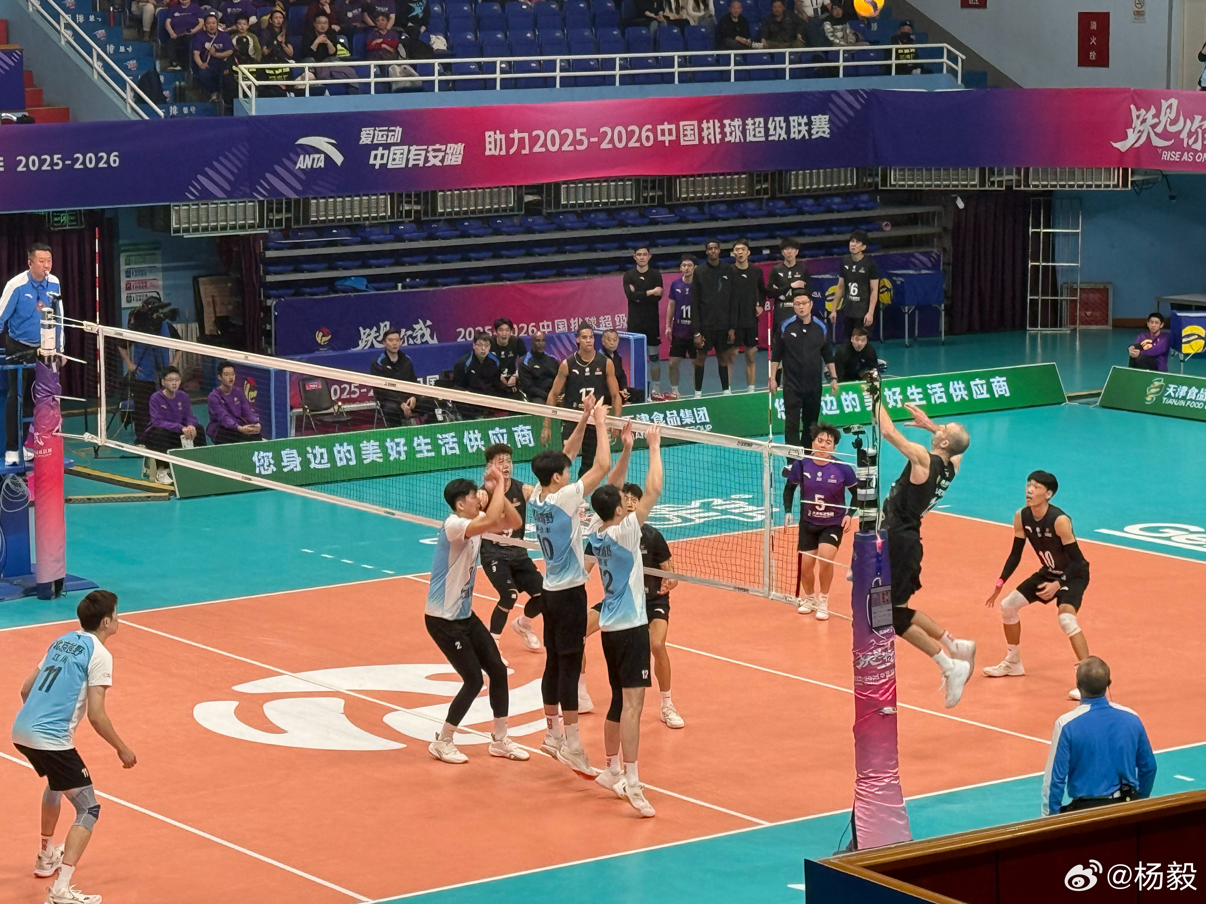 南三环光彩体育馆，带杨核桃看场排球，北京男排大战天津。进来一看，天津队有仨外援啊