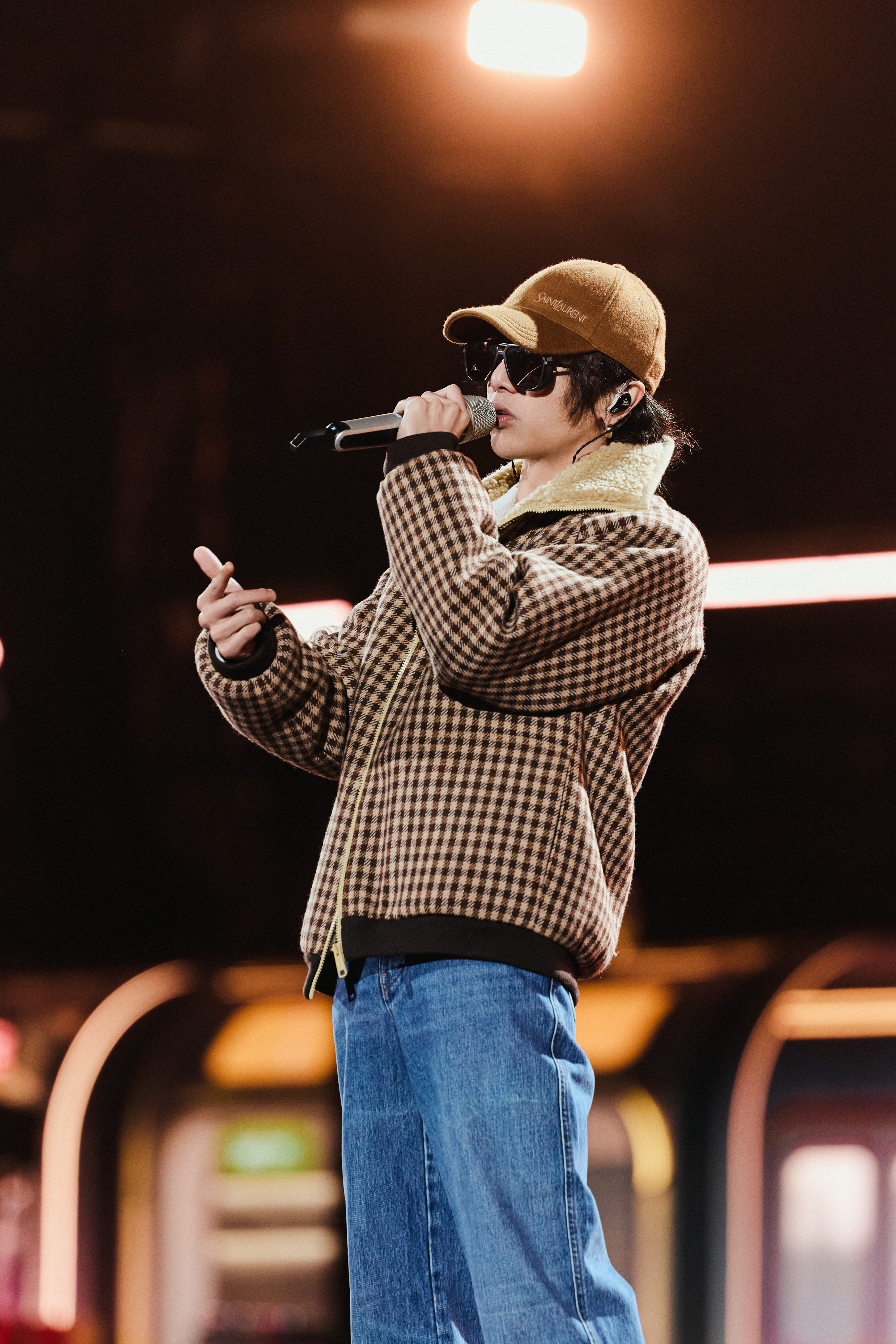 华晨宇彩排照身材比例谁被华晨宇彩排路透惊艳到了！头身比优越到犯规，长腿吸睛，彩排