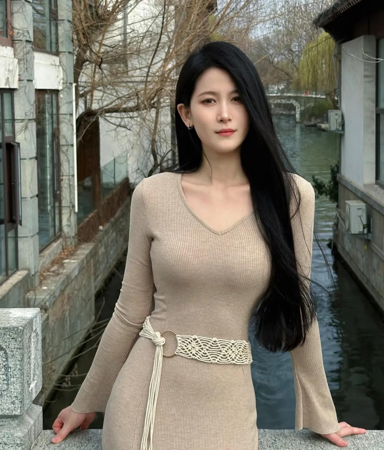 优雅水乡，黑发美人倚栏杆，静享时光