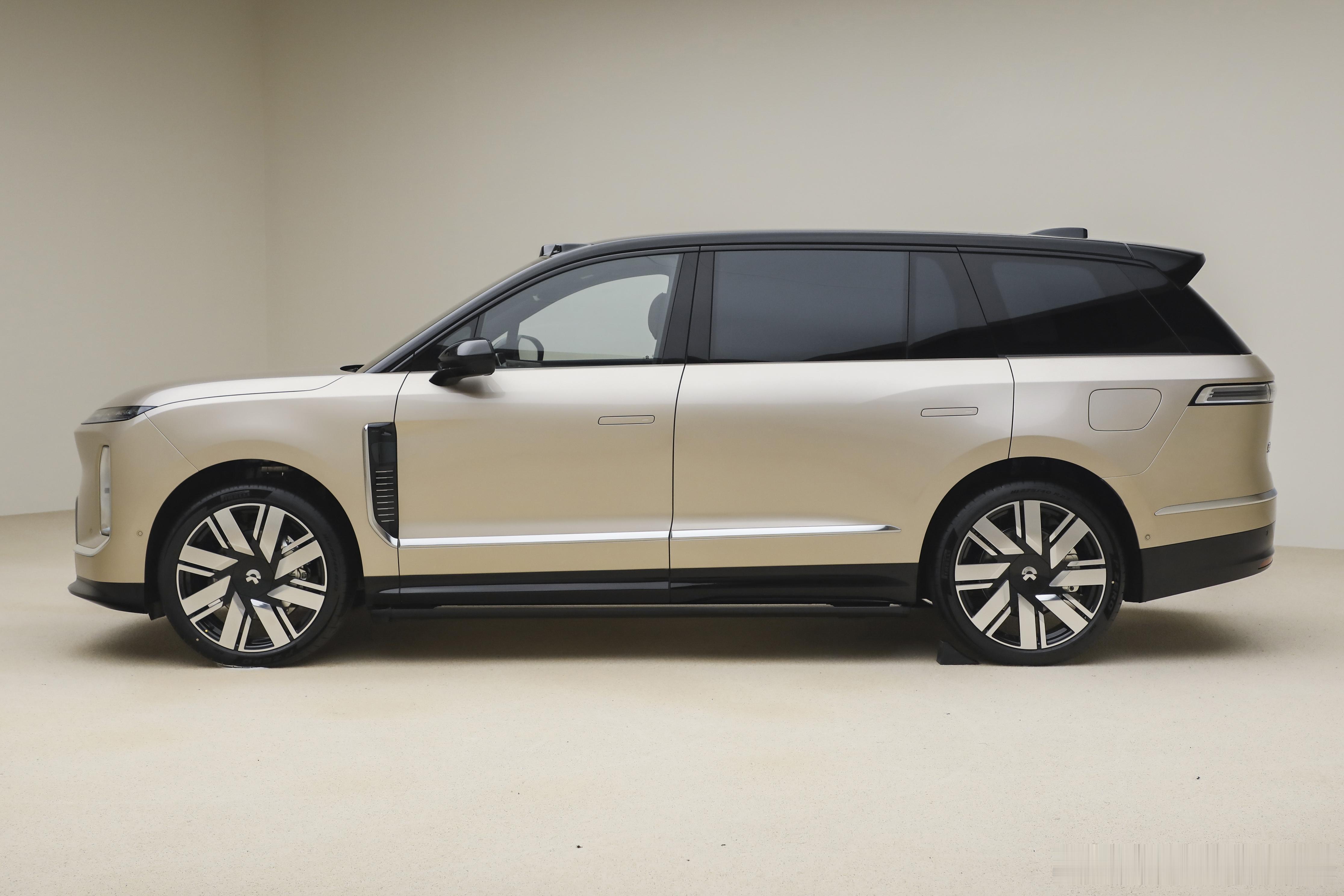 黑金双拼大饼轮，气场全开显至尊蔚来ES9和仰望U8L都采用了相似的搭配，但ES9