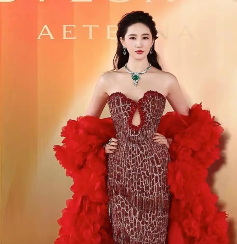 被刘亦菲惊艳到失语！红裙裹身勾勒绝美曲线，水蛇腰配慵懒氛围太绝了，你们知道那个