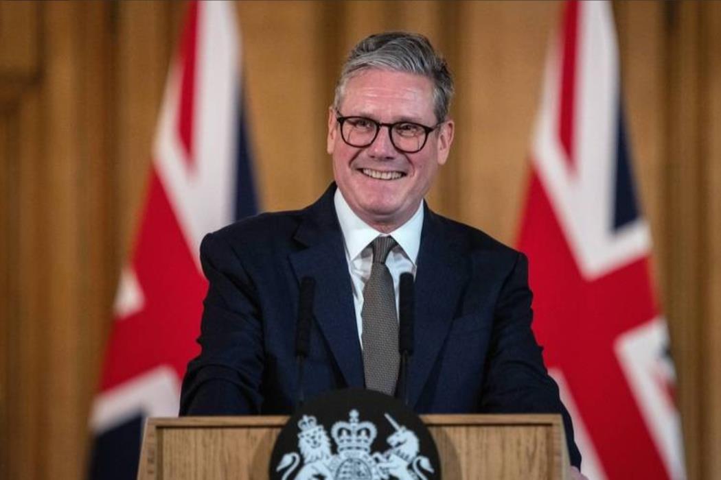 英国首相斯塔默在工党大会上甩出惊雷操作，直接把89对中国商品进口关税从10%砍到