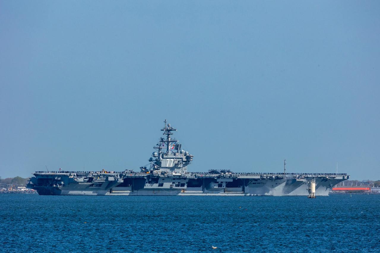 3月31日CVN-77“布什”号航空母舰由弗吉尼亚州诺福克海军基地启程前往地中海
