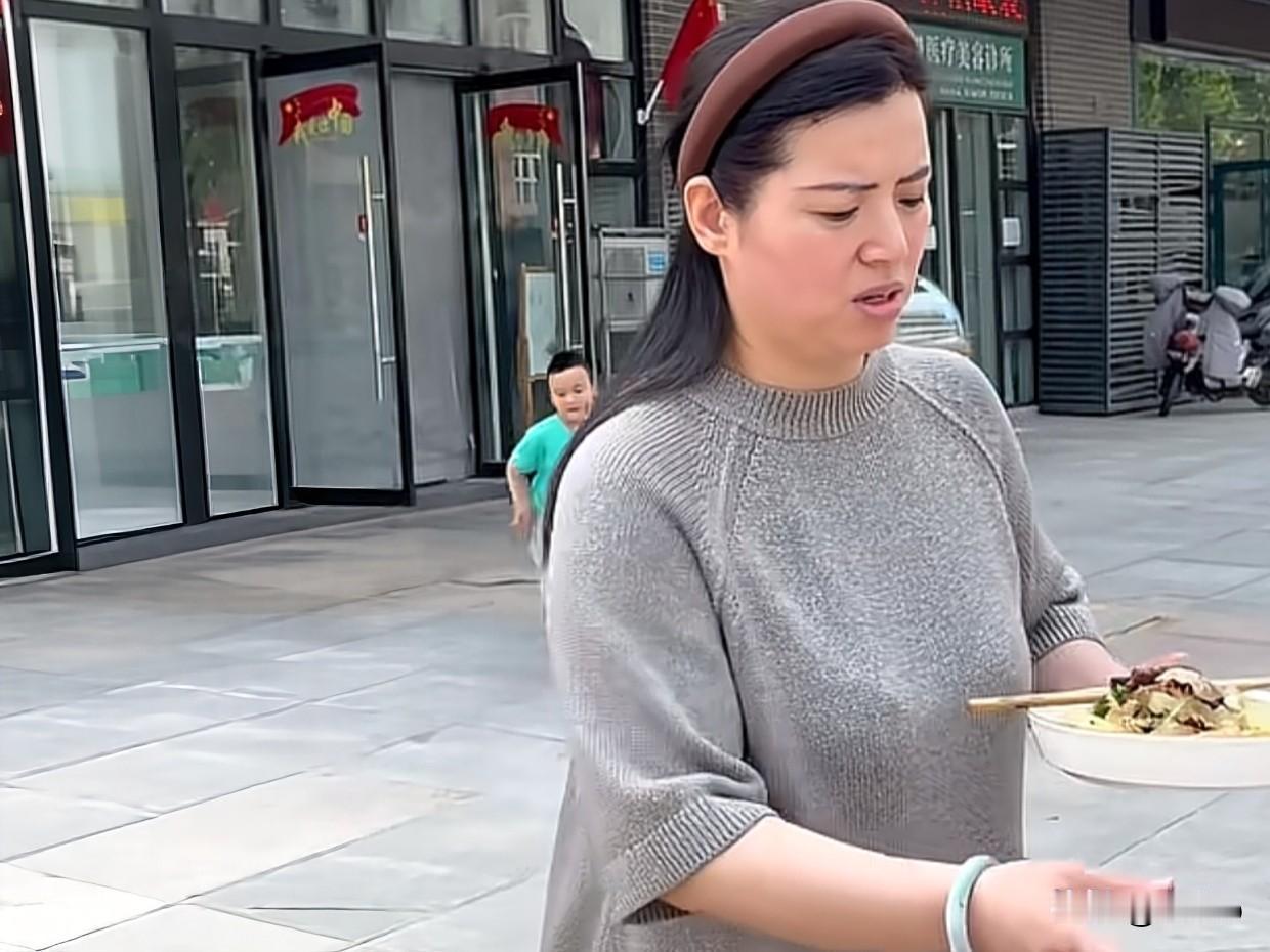 看哭！湘潭大学大二女生街头卖枣救母，陌生老板娘每日管饭，一句“真香”瞬间破防