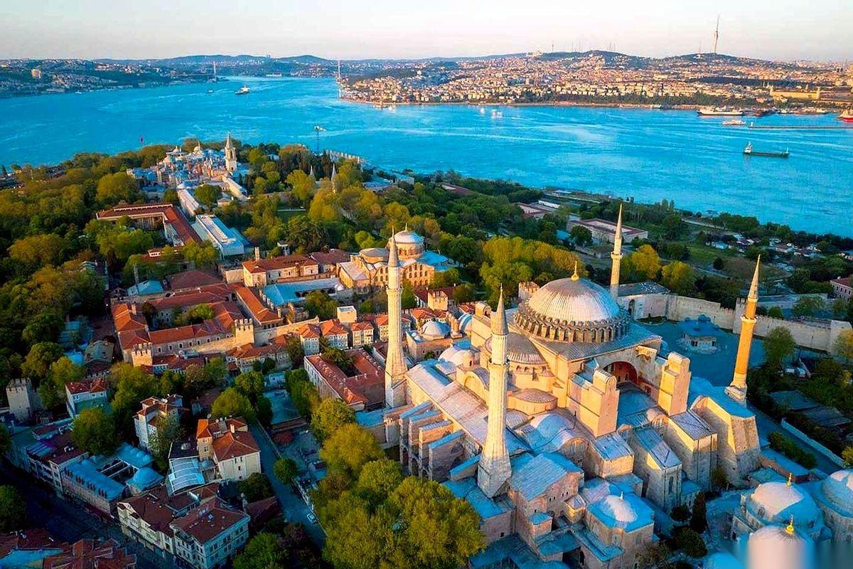 澳大利亚这事，越想越不对劲。他们从地里挖出一坨坨红色的疙瘩，含铁量高得吓人，几