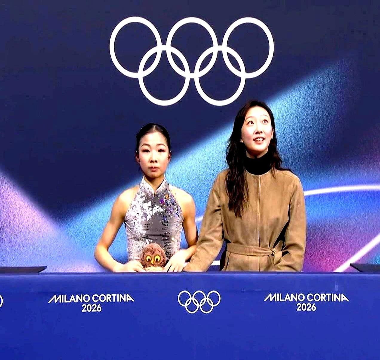 “我的天，她太美了！”加拿大解说员盯着教练席，忘了播报。全场懵了，这教练是谁？