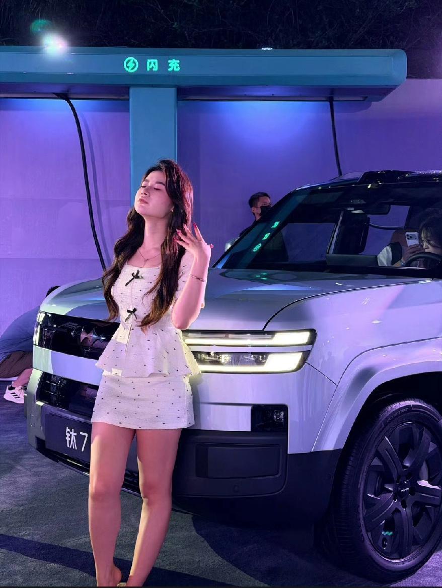 钛7去年卖爆了，为方程豹品牌逆天改命，是比亚迪的明星产品，今年EV闪充版上市能否
