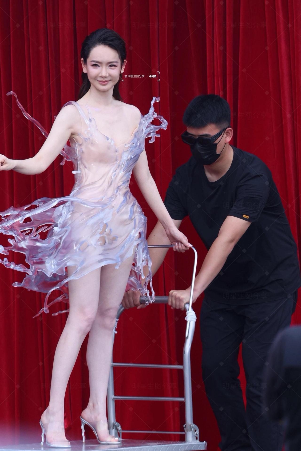 曾经红毯的比拼逻辑简单直接：比拼高定礼服、贵重珠宝，靠钻石、宝石的奢华堆砌彰显气