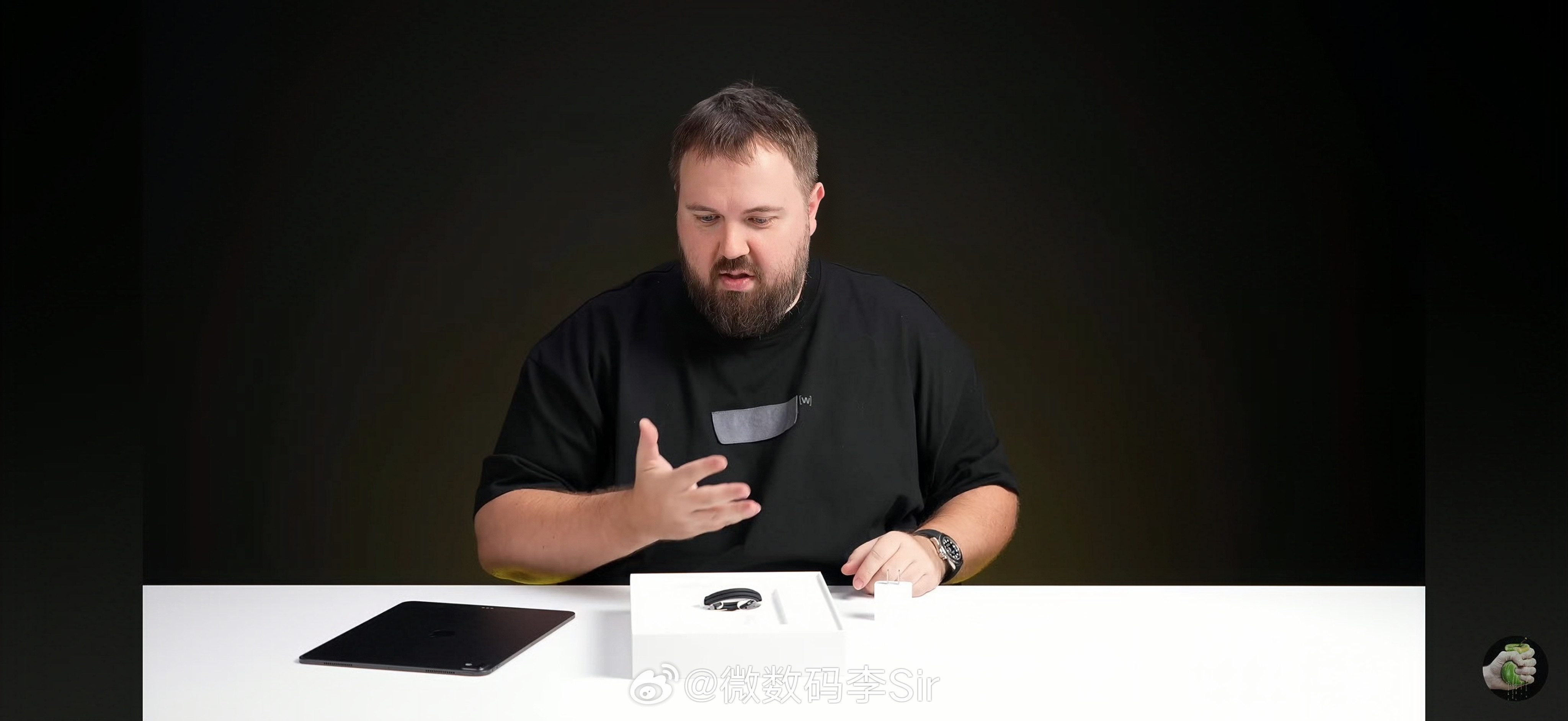 M5版iPadPro曝光俄国佬提前开箱iPadProM5外观几乎没什么变化，