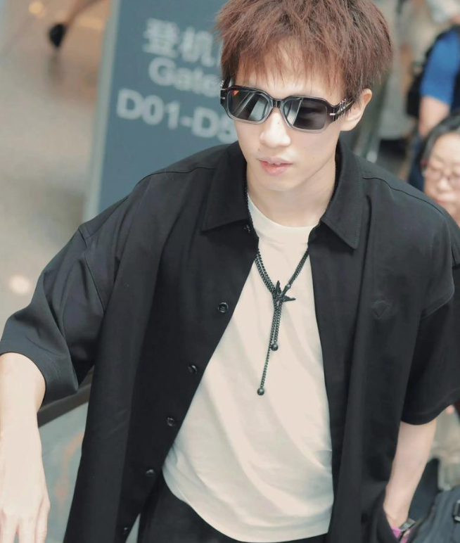 当天的林高远一身黑夹克配黑裤子又高又瘦，大长腿藏都藏不住再架上副墨镜，本来就