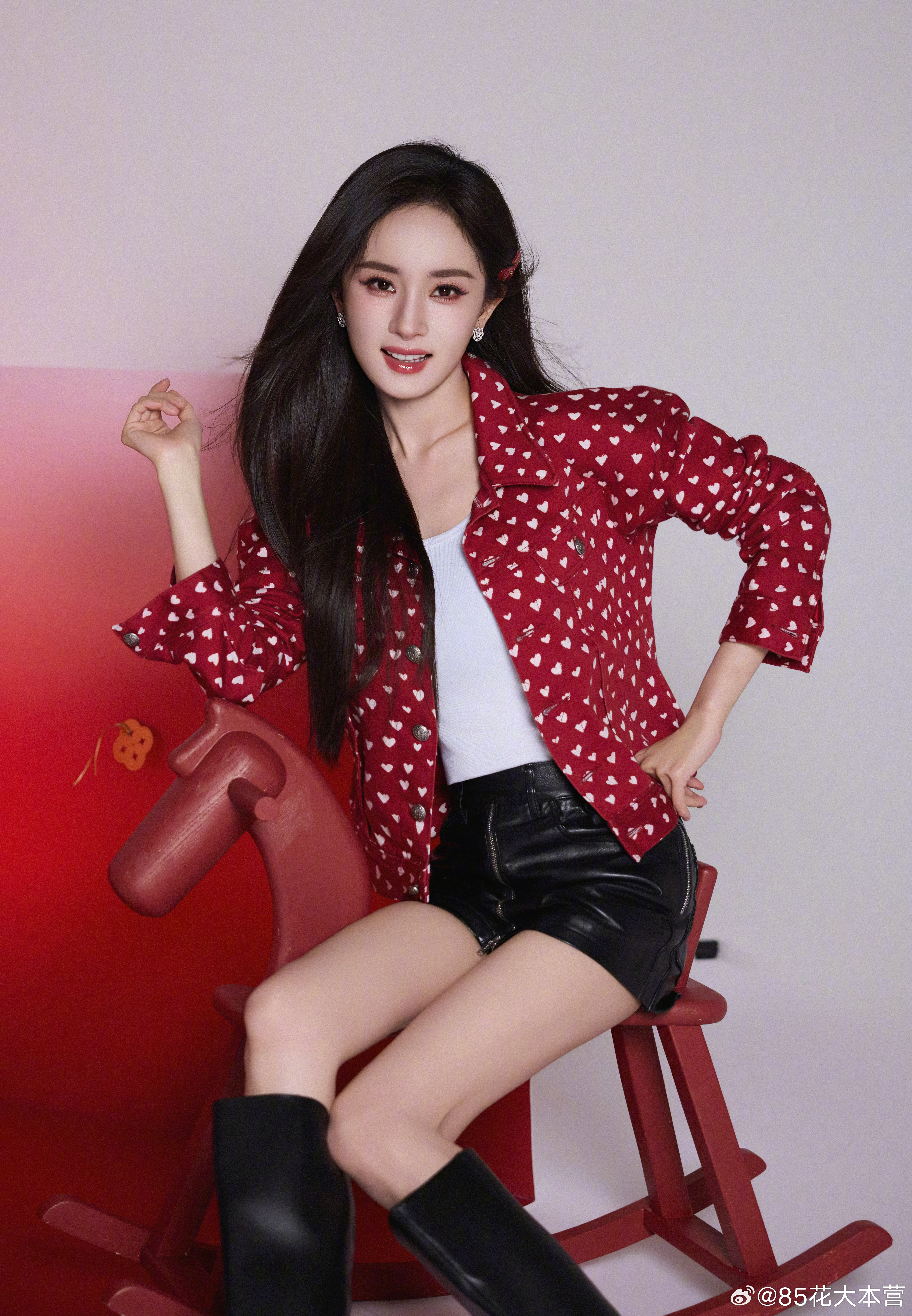 杨幂今日第二场品牌活动的造型出图～商务女王的工作节奏，一天两个品牌场子！红得发紫