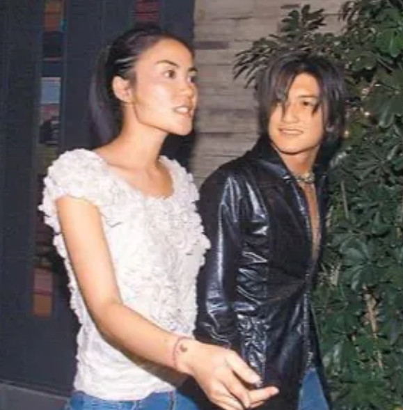 2004年，李亚鹏和王菲在一起后，好闺蜜那英劝王菲说：“我听说他就是看中你的名气