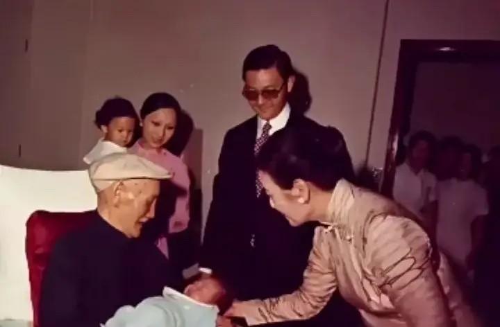 蒋中正怀里的小婴儿大家猜一猜他是谁呢？