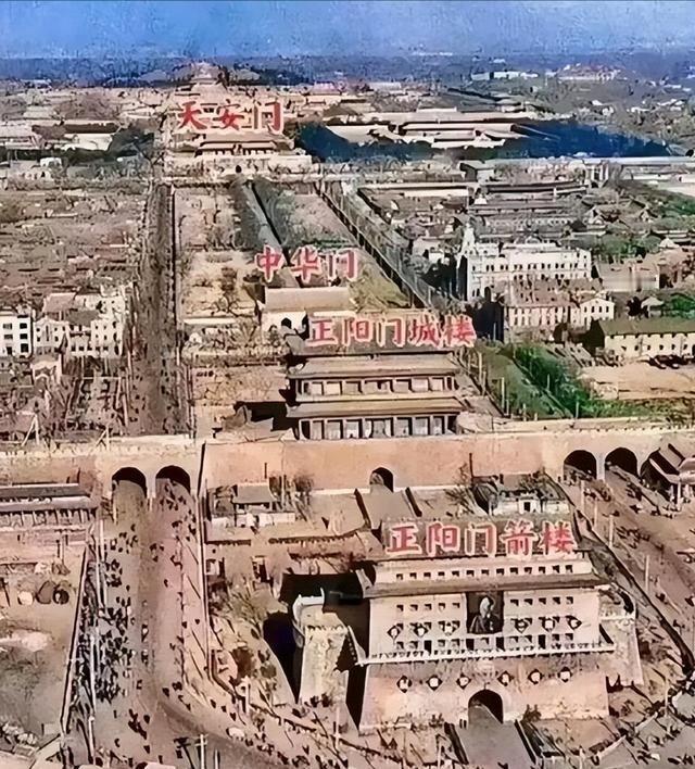 这是天安门原来的样子，事实证明，梁思成和林徽因是有远见的人，可惜，在郭沫若的一再