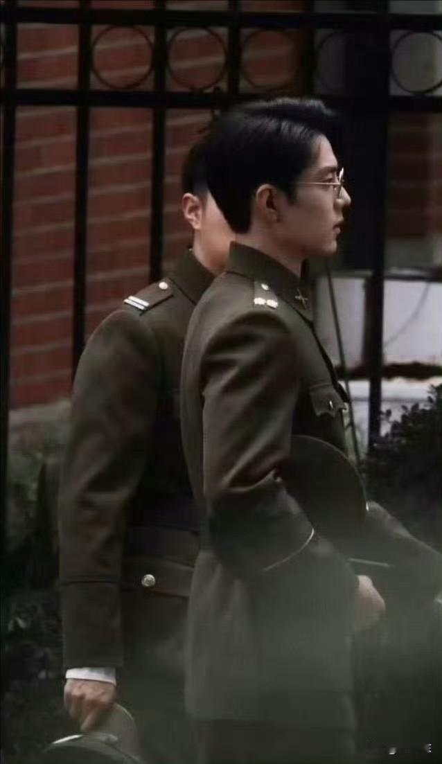 都说军装是男人最好的医美，但是要真正撑得起这身服装的怕只有以下这些男人了！最帅的